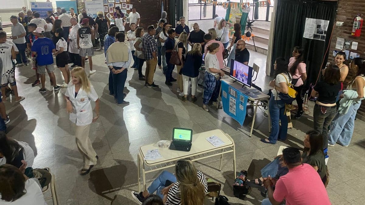 Gran convocatoria en la tercera Expo Secundaria de Adultos organizada por la Escuela 702 de Pergamino