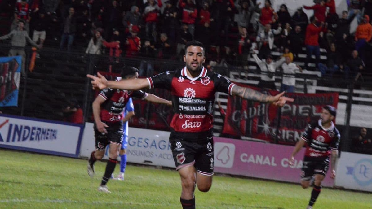 Douglas venció a Argentino de Monte Maíz y sacó una buena diferencia