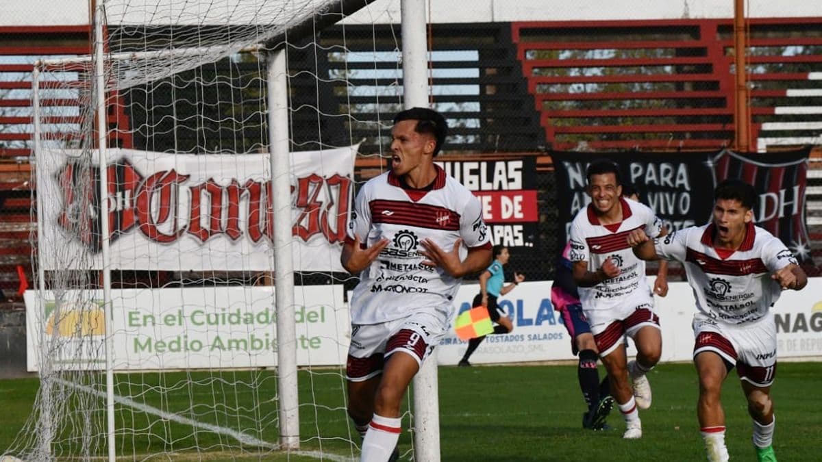 Douglas lo dio vuelta con fútbol y goles y sigue firme en la punta