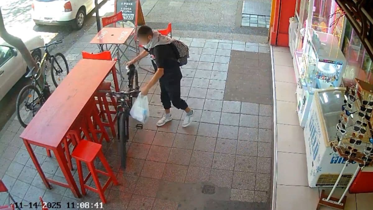 El ladrón de bicicleta del Centro ingirió objetos metálicos de la reja del calabozo y fue internado