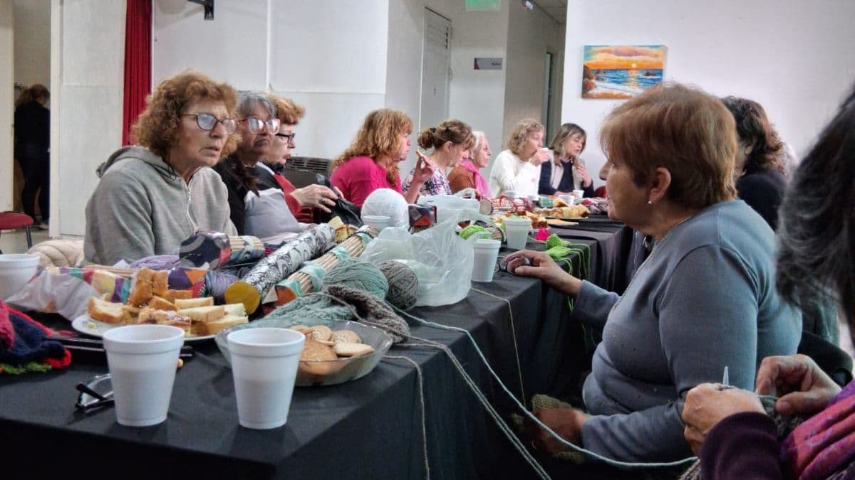 Tejiendo esperanza en Pergamino: manos solidarias para pacientes oncológicos