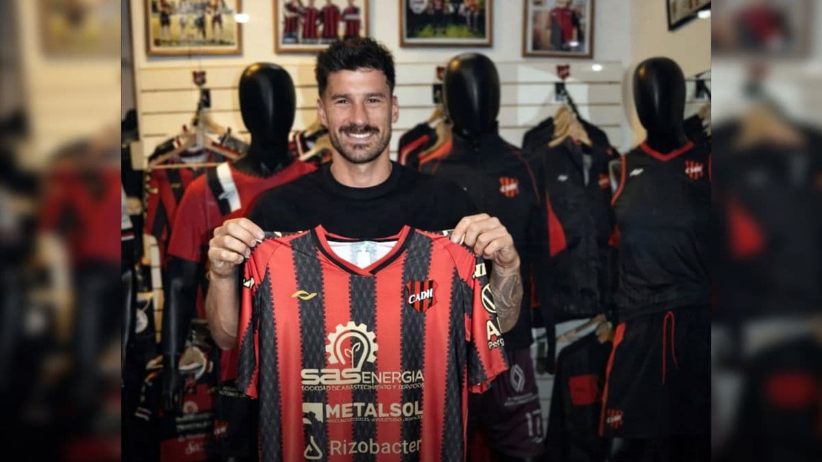 Douglas confirmó a Guillermo Pereira y sigue moviéndose en el mercado de pases