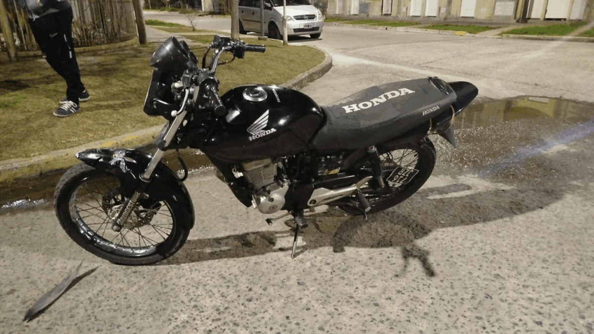 San Nicolás: choque de tránsito entre automóvil y motocicleta en Dorrego y Ugarte dejó dos heridos