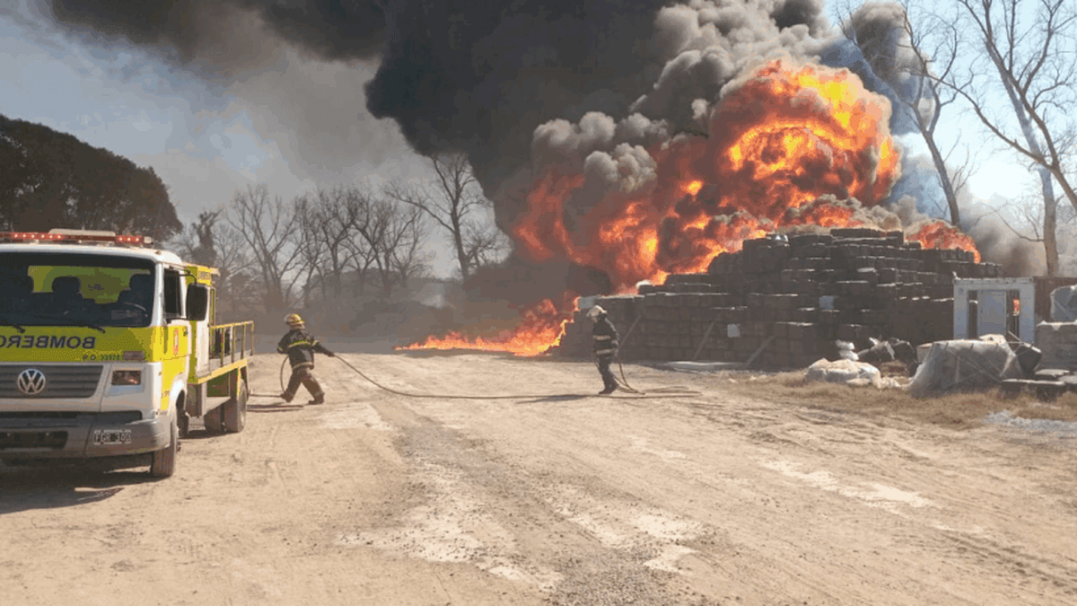 San Nicolás: gran incendio en un corralón de zona oeste. Situación controlada por Bomberos