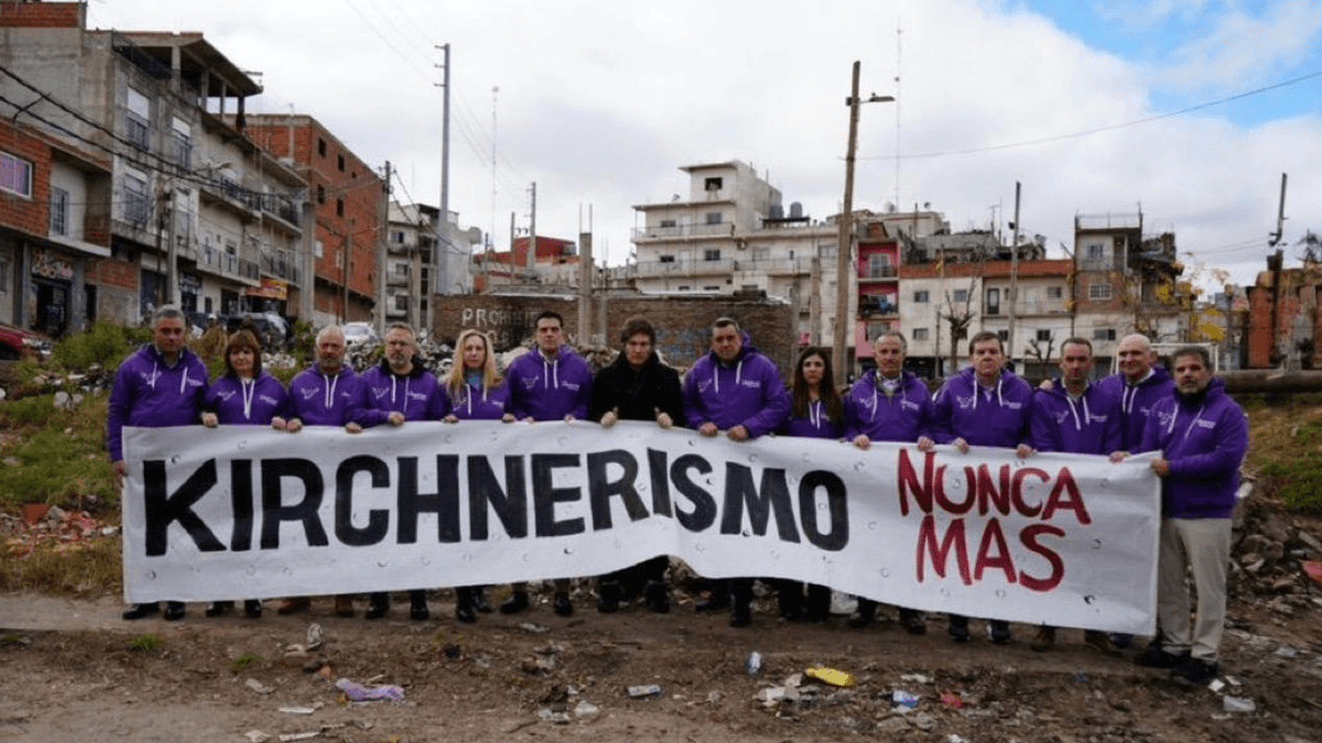 La foto de la polémica: Milei y los candidatos de LLA en Provincia con un mensaje contra el kirchnerismo