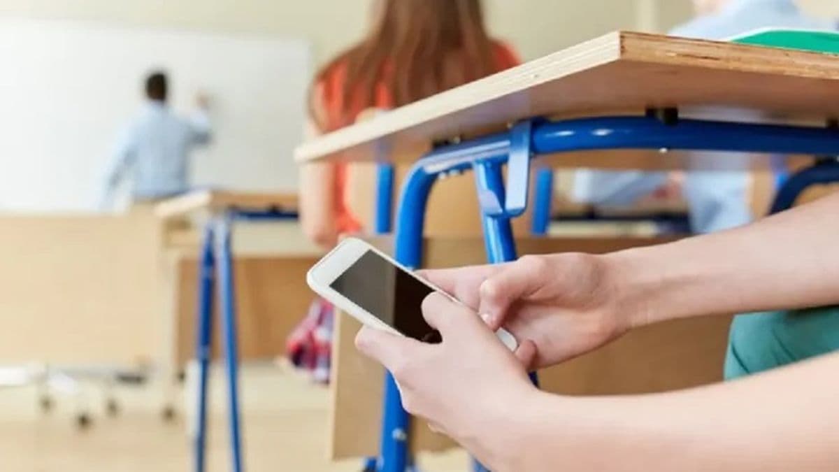 Arrancó la prohibición de celulares en las escuelas bonaerenses