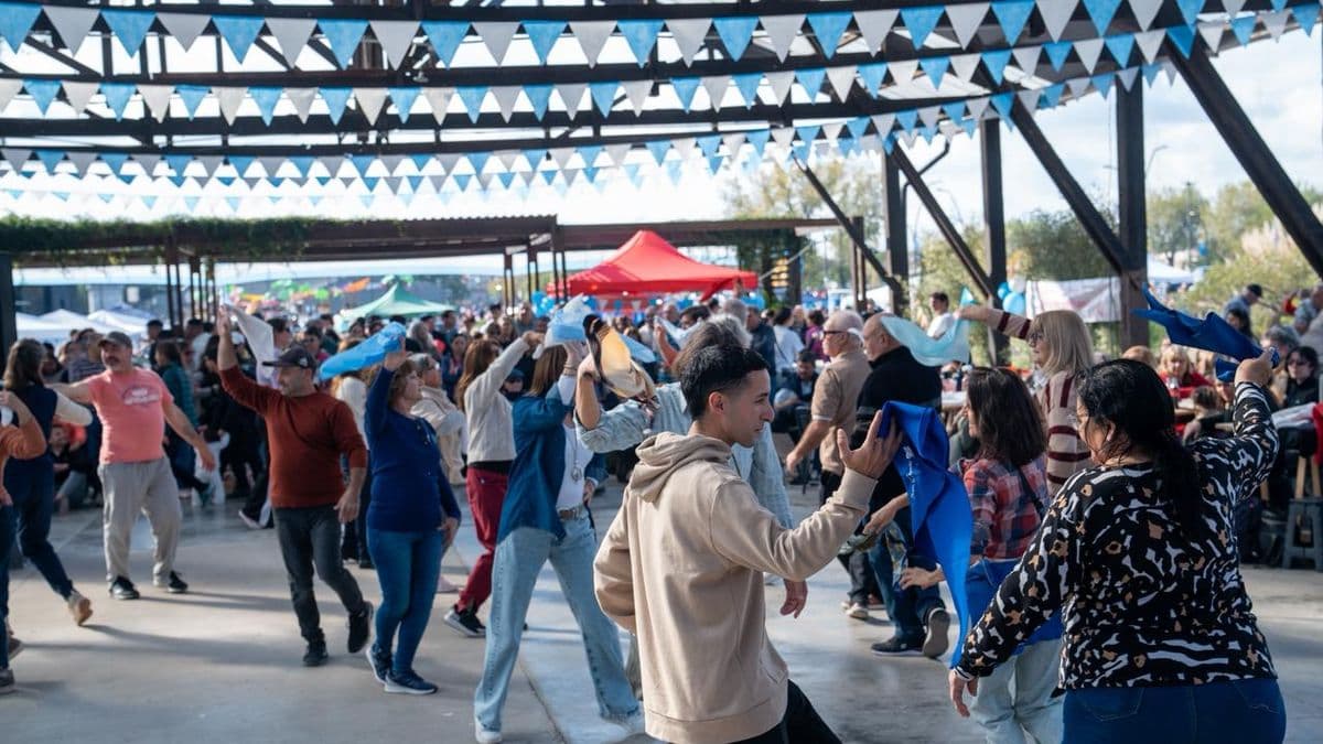 Mercado Patrio reunió a gran cantidad de vecinos en el Parque Belgrano con música, danzas y comidas típicas