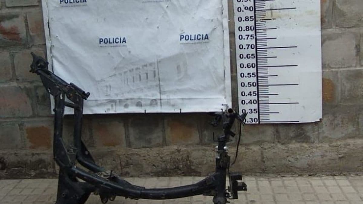 Hallaron en un baldío el cuadro de una moto robada en Baradero: investigan el hecho