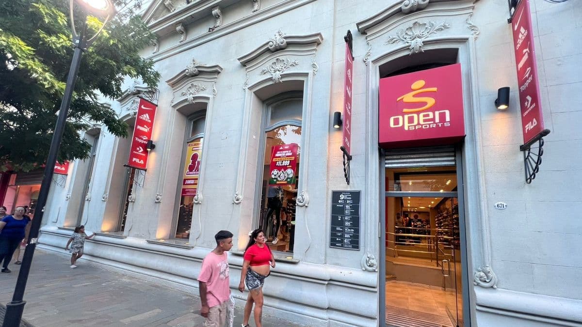Ladrón robó ropa deportiva en un local de la Peatonal San Nicolás y escapó en moto ante la vista de empleados