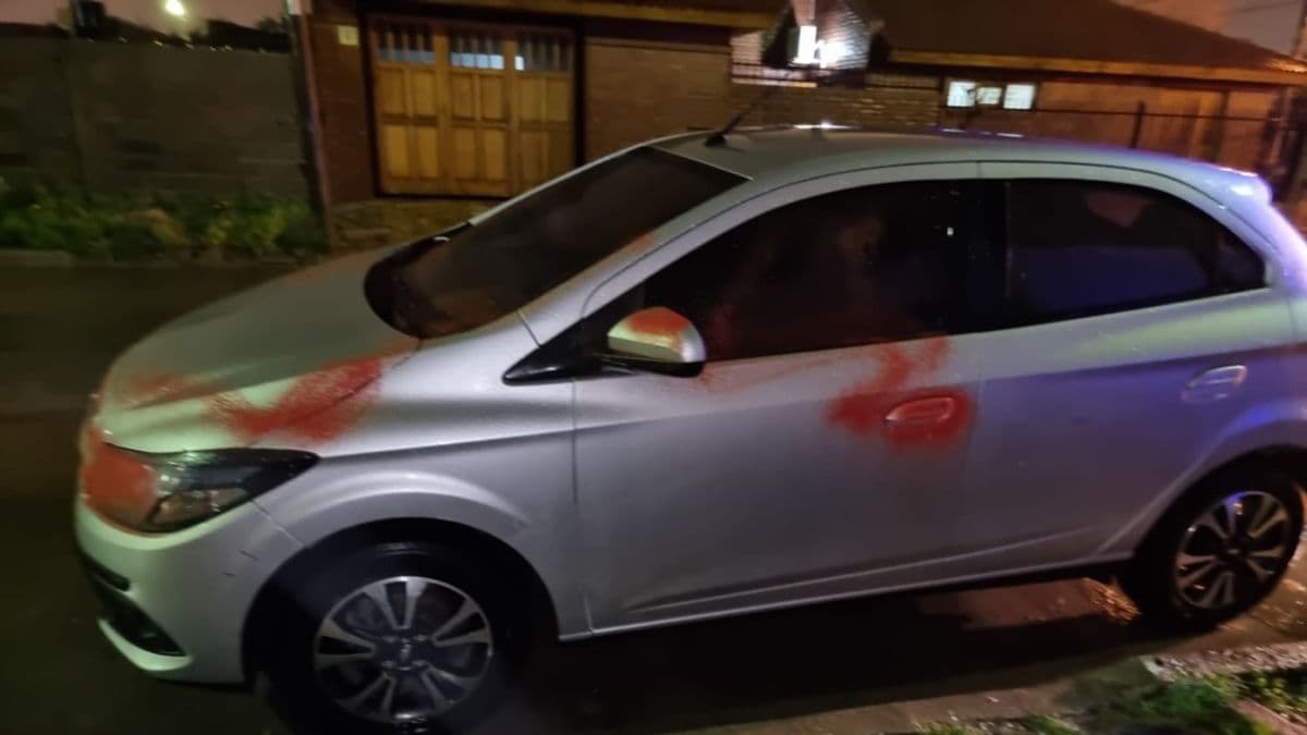 ¿Vandalismo por celos? Le pintaron el auto con aerosol y desconfía que puede haber sido el ex de su amiga