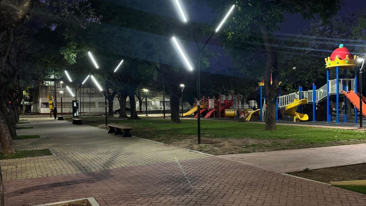 Plazas Dávila y 9 de Julio se siguen renovando: instalaron la nueva luminaria LED