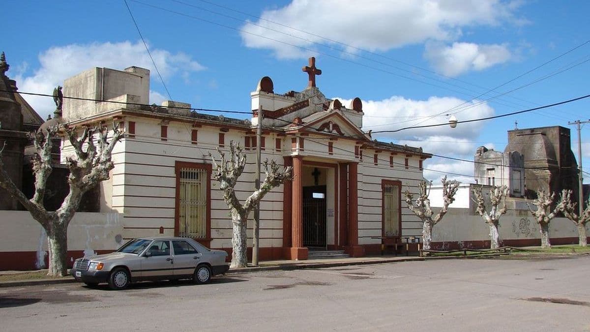 Detienen a un hombre robando y reduciendo placas en el cementerio de Baradero; tres menores lograron escapar