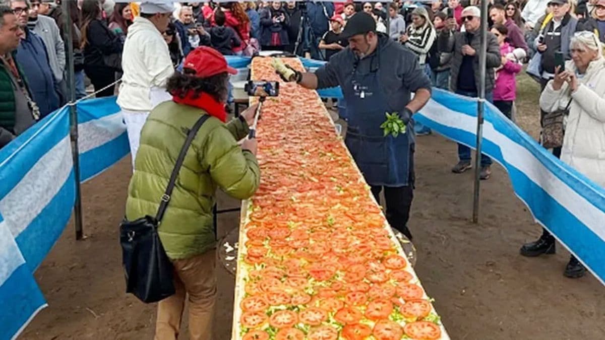 Villa Gesell hizo el sándwich de miga más grande del mundo: ¡6 metros de largo!