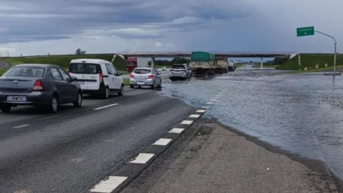 "Terrorismo vial" en Ruta 9: crece la bronca por el caos vial tras las inundaciones