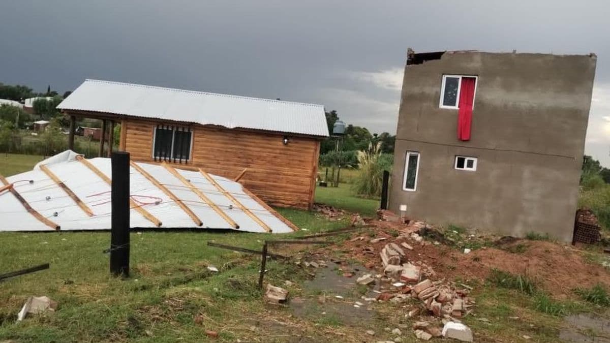 Fuerte temporal en Villa Ramallo: lluvias intensas, voladuras de techos y postes caídos