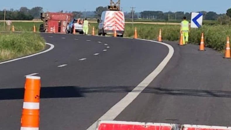 Volcó un camión con novillos en la Autopista