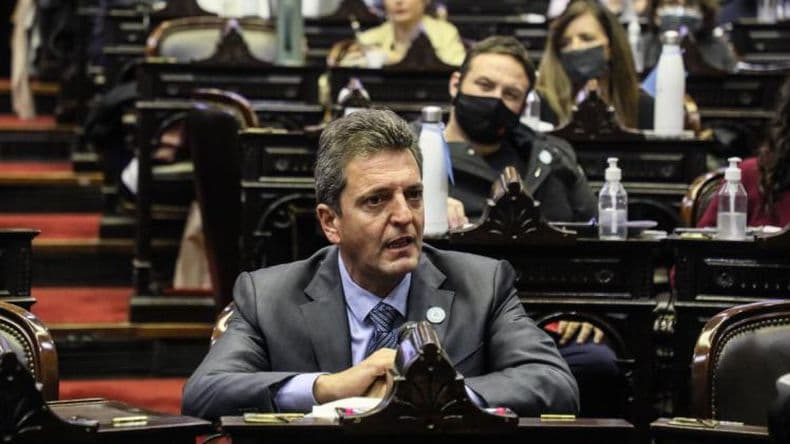Diputados recordó a Meoni, y Massa, emocionado, bajó del estrado a una banca para homenajearlo