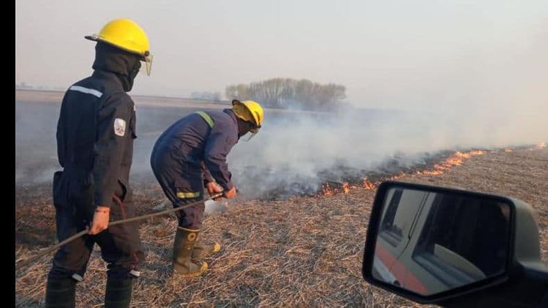 Bomberos no dan abasto a raíz de los incendios de pastizales en Pergamino