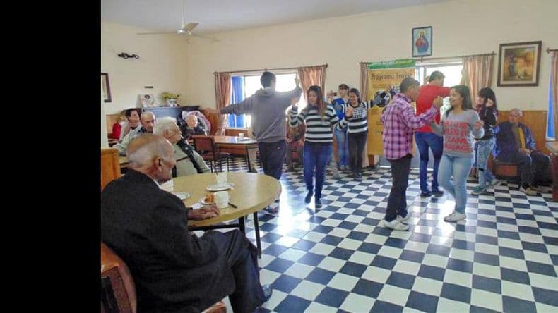 Vínculos intergeneracionales: jóvenes del Envión visitaron el Hogar San Vicente