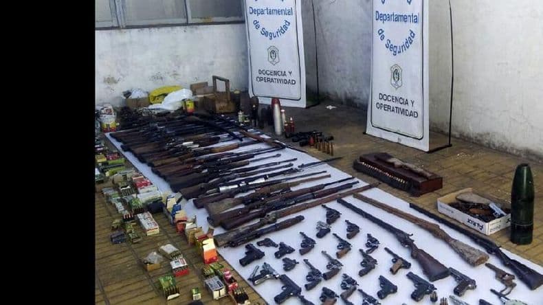 Detuvieron a un policía retirado y secuestraron en su casa 52 armas