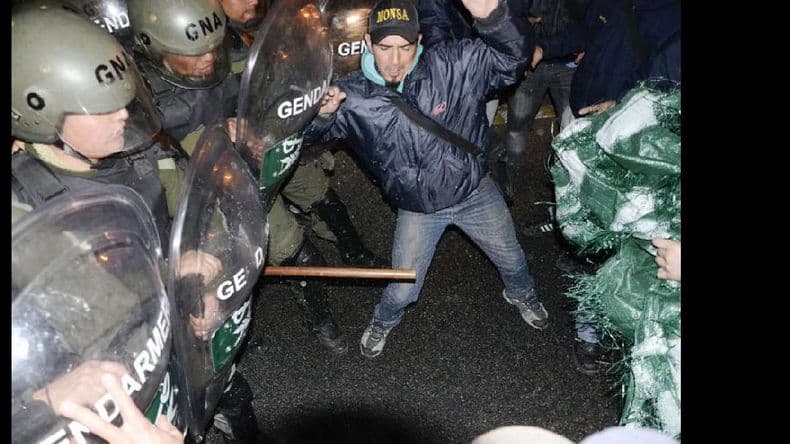 Tras una batalla campal negocian una salida al conflicto con la línea 60