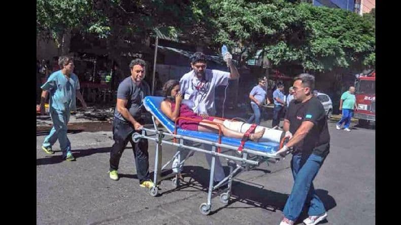 Un muerto y dos heridos graves al incendiarse un edificio en Neuquén