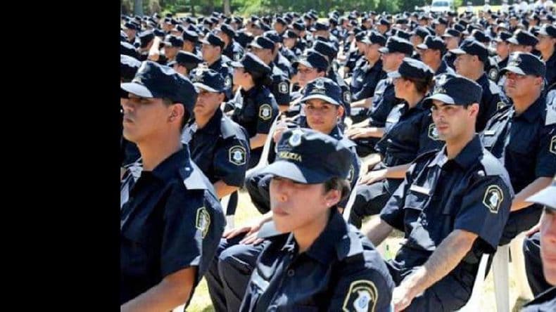 Dispusieron ascensos y mejora salarial para unos 15.000 policías bonaerenses