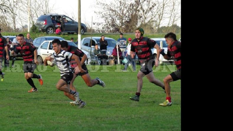 Los Pingüinos venció 57-0 a Atlético Carcarañá y es el único líder del Nivel III