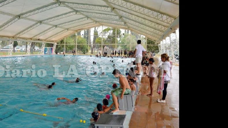 Los niños de los CDC finalizaron la temporada de verano en el Natatorio Olímpico Municipal