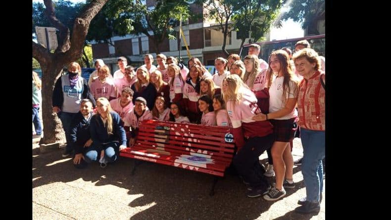 Presentaron un Banco Rojo en las puertas del Instituto Gianelli
