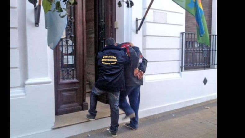 Dos detenidos por asaltos a un remisero y un motociclista
