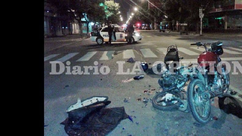 Dos jóvenes gravemente heridos a raíz de un choque frontal entre motocicletas