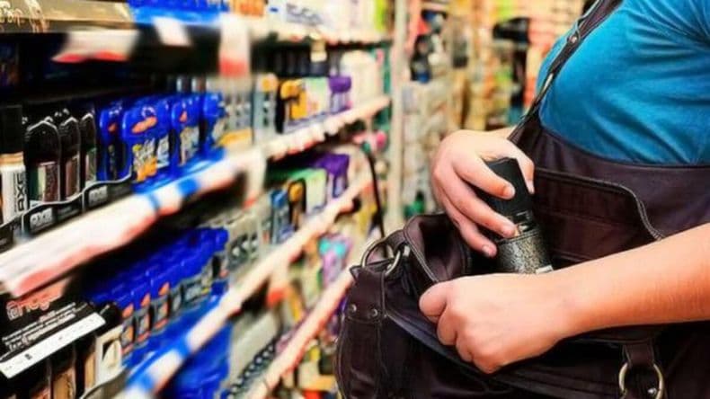 Interceptaron a una adulta mayor cuando intentaba hurtar mercadería en un supermercado céntrico