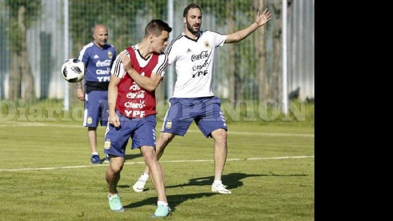 Nigeria derrotó por 2 a 0 a Islandia y le dio vida a Argentina en el Mundial