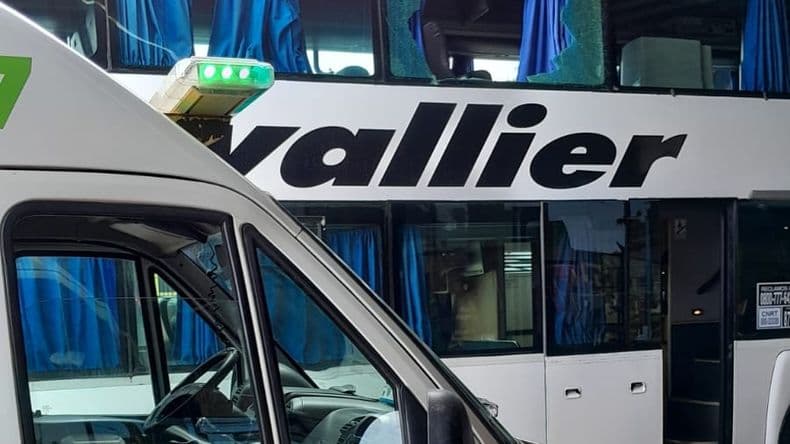 El pasajero de un colectivo sufrió lesiones en su mano por la piedra que arrojaron al micro en la autopista
