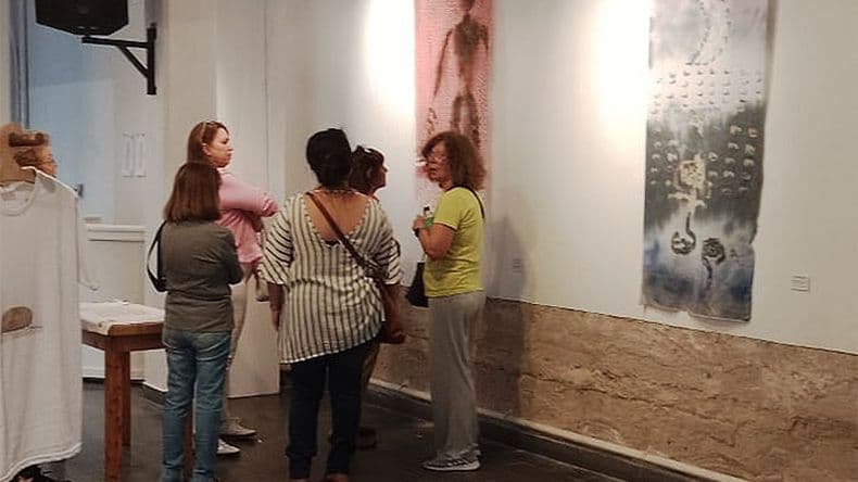 Texturas del grabado: el arte textil toma protagonismo en ArteMás