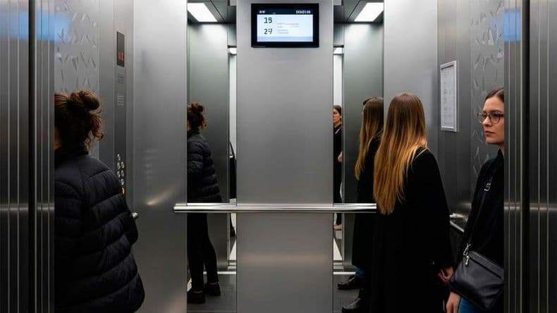 Por qué los ascensores tienen espejos: la explicación de una arquitecta