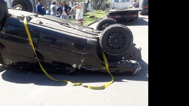 Choque y vuelco entre dos vehículos en el barrio Acevedo: no hubo heridos