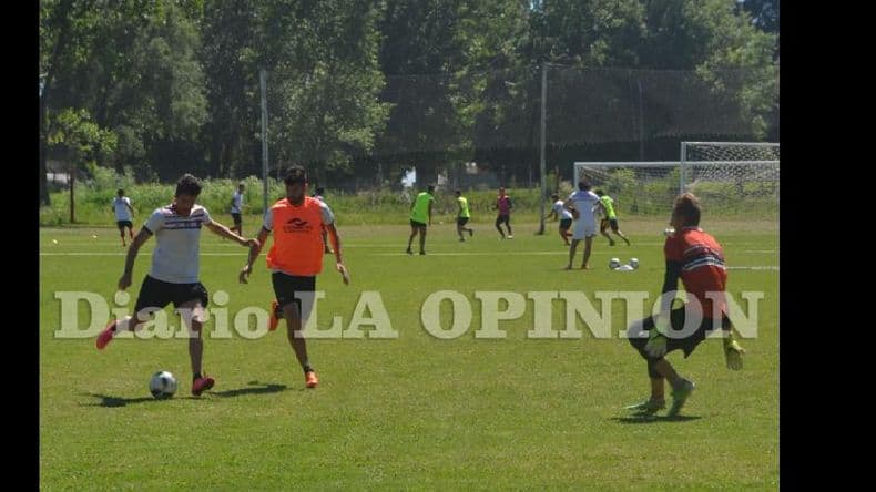 Douglas entrena con vistas al partido del martes frente a Brown de Adrogué