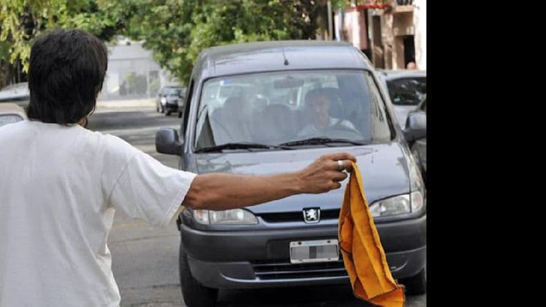 Controversia por los cuidacoches en zonas donde hay estacionamiento medido