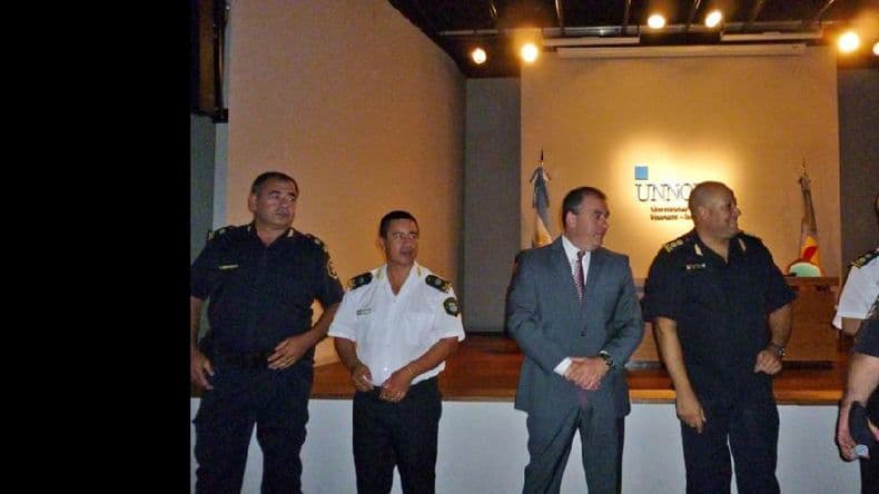 Reconocimientos a efectivos en el acto por el Día de la Policía