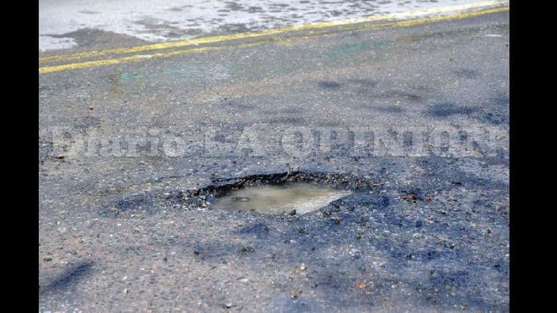 Caño roto y bache sobre la principal avenida