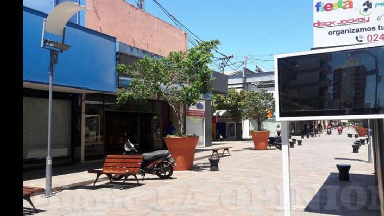 En la Peatonal colocaron las primeras pantallas inteligentes