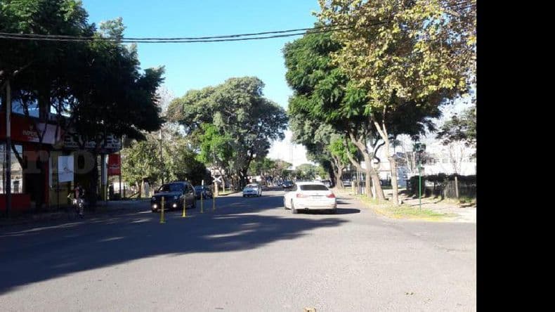 Colocan elementos viales para evitar el giro a la izquierda en algunas calles