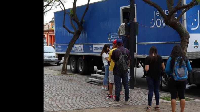 Buena respuesta durante el primer día del camión de “Empleo Joven”