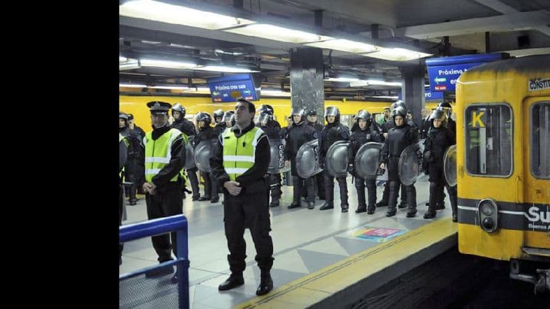 Un grupo de trabajadores de subte cortó las vías y dejó sin servicio a la línea C