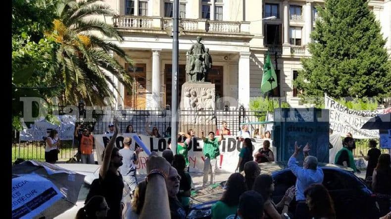 Marcha en La Plata contra la disolución de la UEP y por la caída de contratados