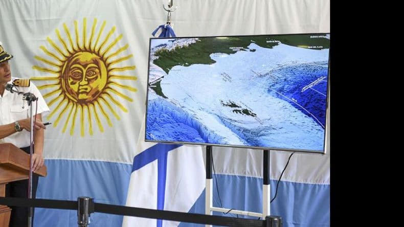 El buque estadounidense “Atlantis” analiza un objeto detectado a 700 metros