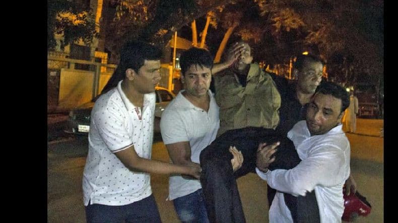 Toman rehenes en un restaurante frecuentado por extranjeros en Bangladesh