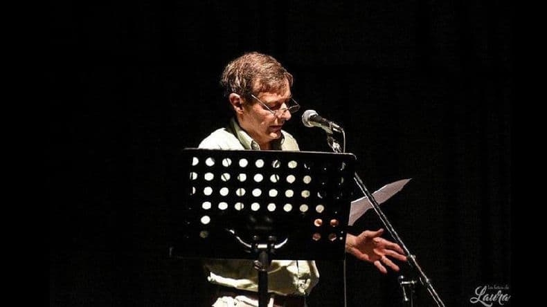 El poeta Carlos Barbarito presentará su libro "Radiación de fondo"